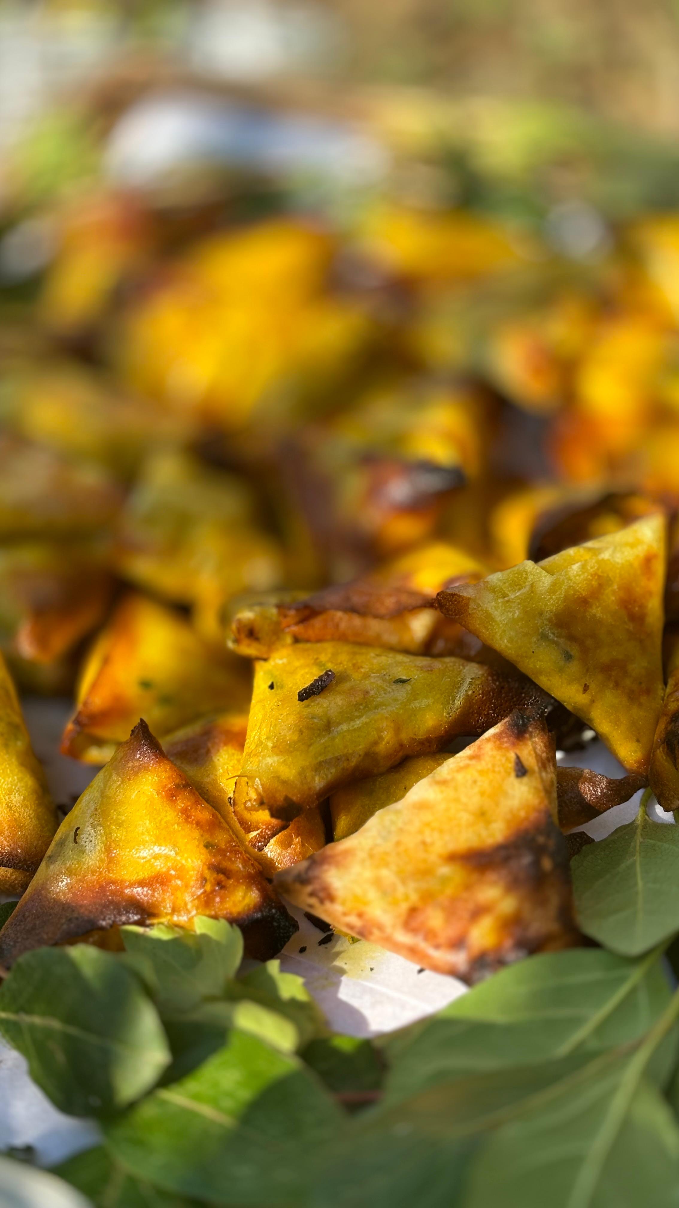 Samoussas dorés sur lit de feuilles