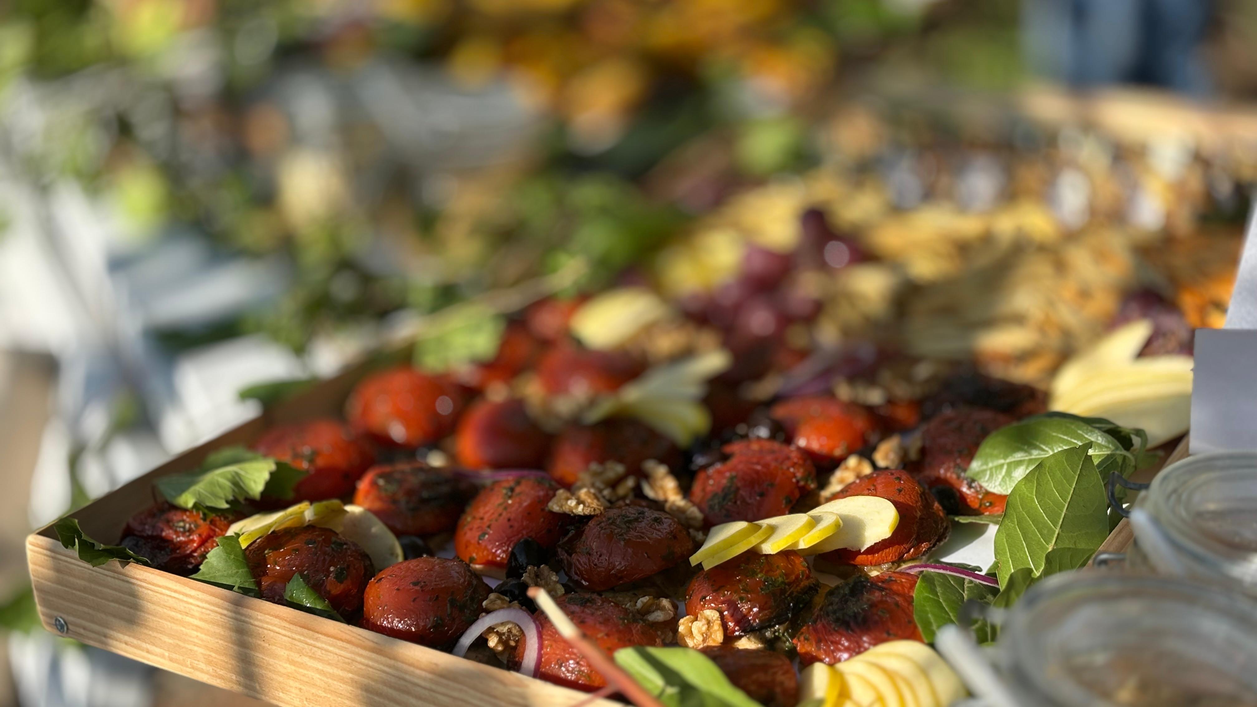 Plateau de tomates rôties aux noix