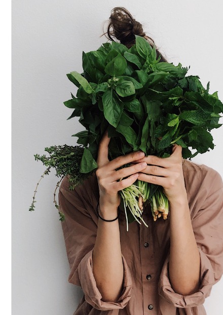 Margot Paris — fondatrice d'Ensemble Bien Manger, avec ses légumes frais