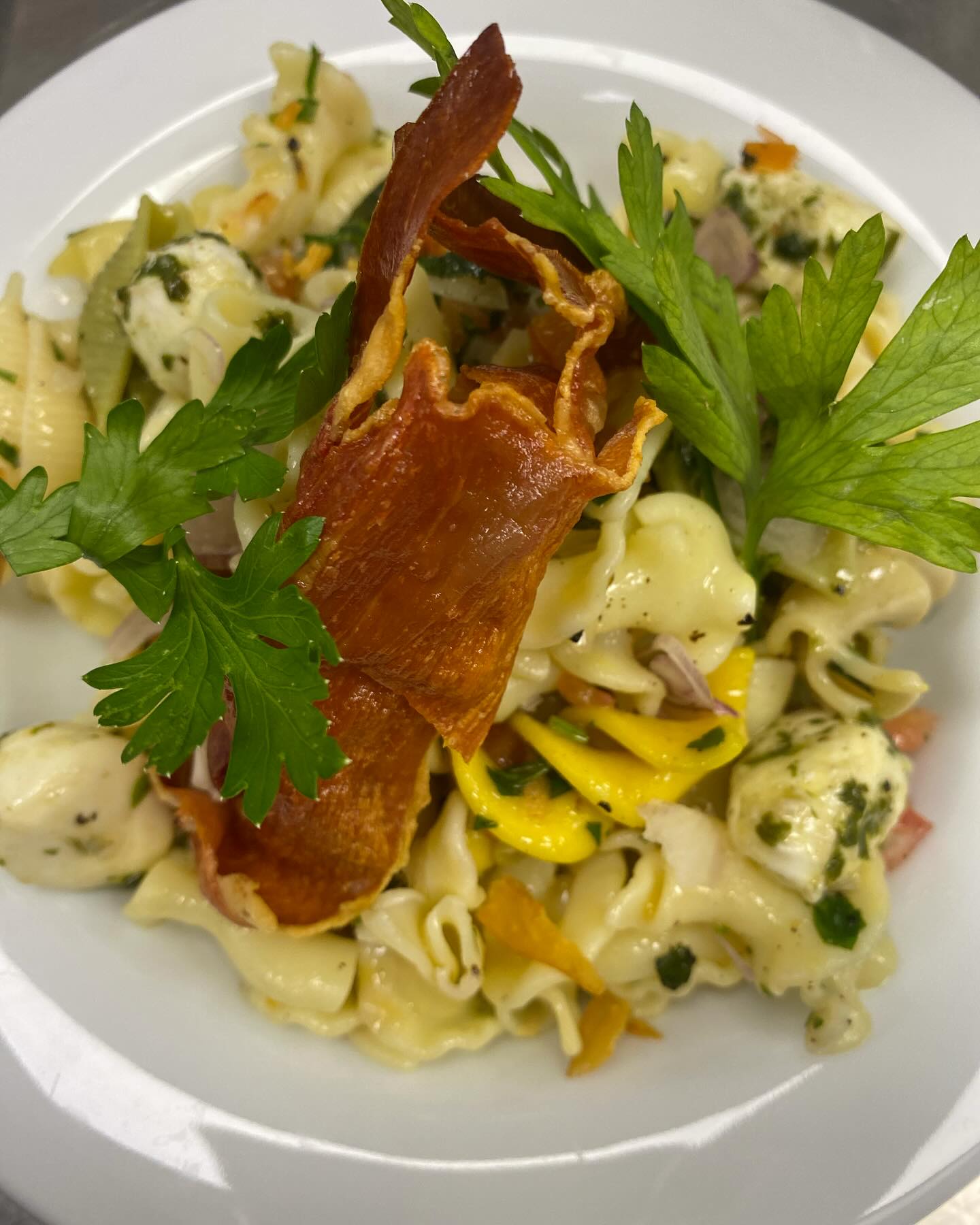 Salade de pâtes fraîches aux légumes et jambon croustillant